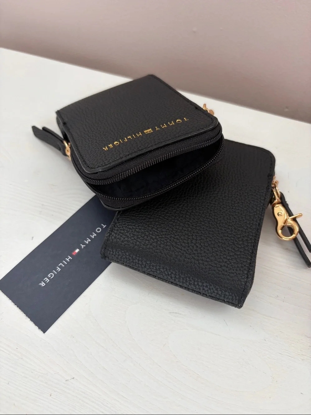 Tommy Hilfiger Mini Slim Organizer Card Holder with Gold Carabiner Clip/ black